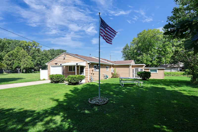 2068 S Point Comfort Rd, Oshkosh, WI 54902