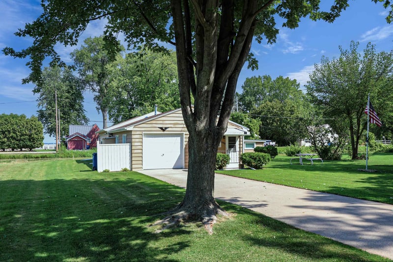 2068 S Point Comfort Rd, Oshkosh, WI 54902