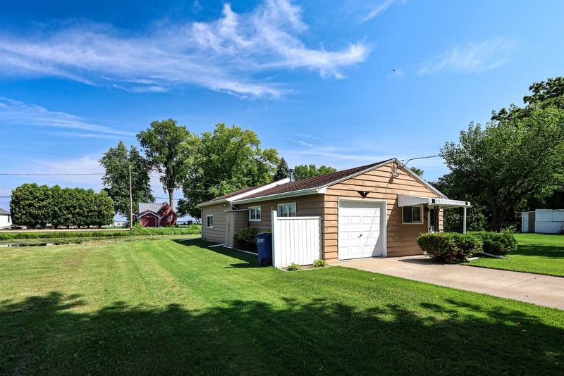 2068 S Point Comfort Rd, Oshkosh, WI 54902