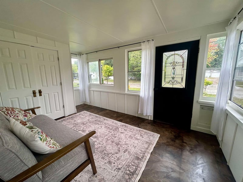 1320 Waugoo Ave, Oshkosh, WI 54901-5325