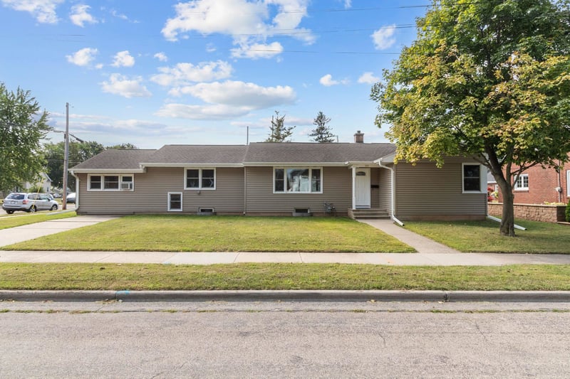 907 W 8th Ave, Oshkosh, WI 54902
