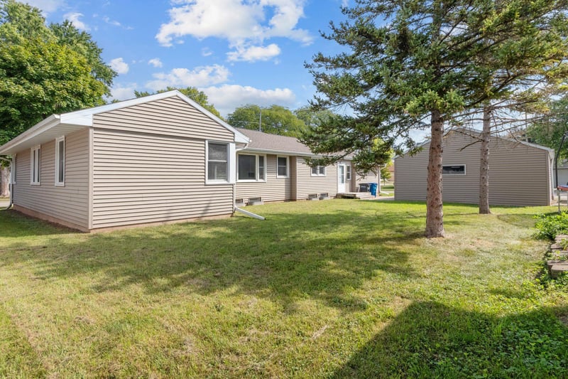 907 W 8th Ave, Oshkosh, WI 54902