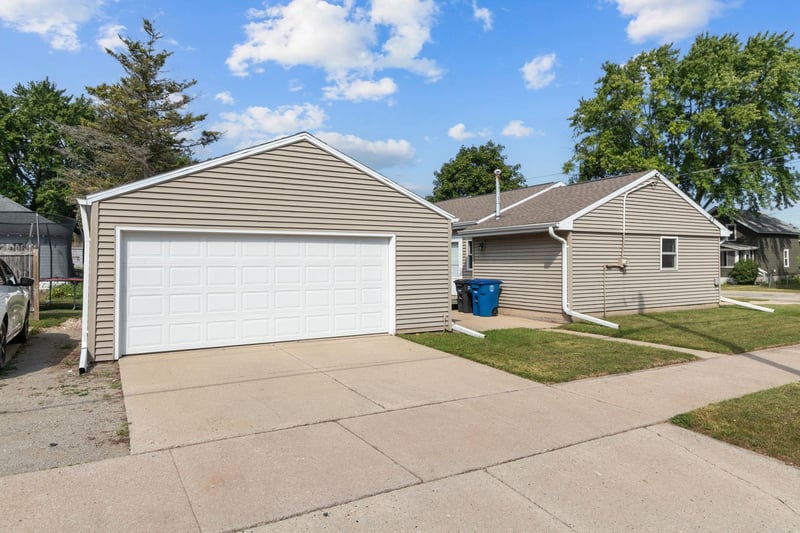907 W 8th Ave, Oshkosh, WI 54902
