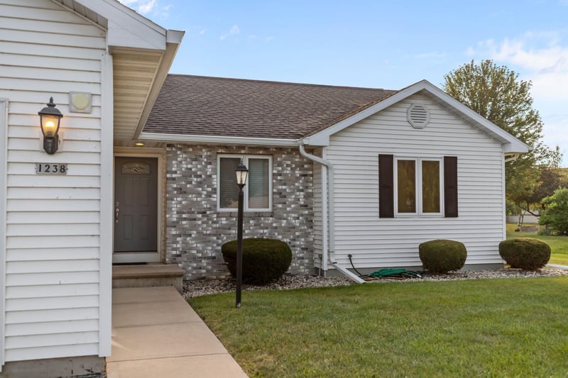 1238 Willow Bend Ln, Oshkosh, WI 54904