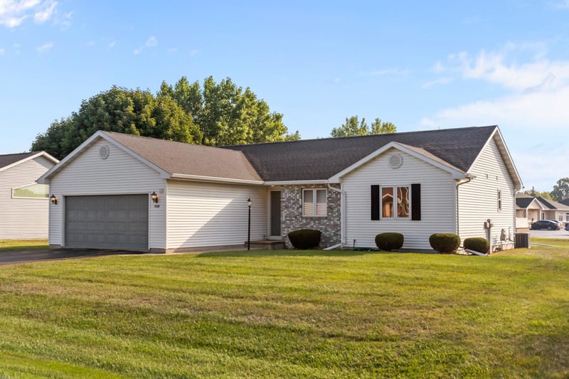 1238 Willow Bend Ln, Oshkosh, WI 54904