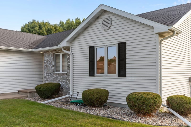 1238 Willow Bend Ln, Oshkosh, WI 54904