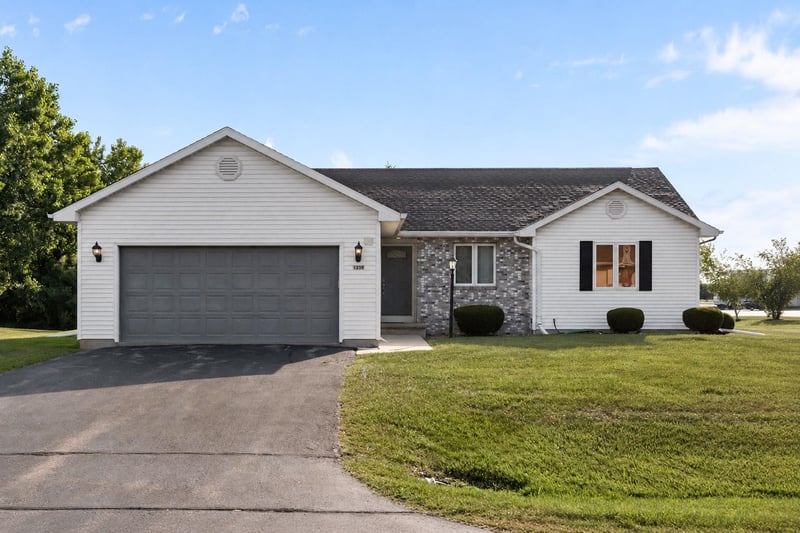 1238 Willow Bend Ln, Oshkosh, WI 54904