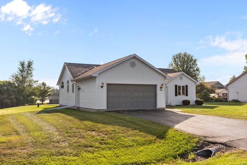 1238 Willow Bend Ln, Oshkosh, WI 54904
