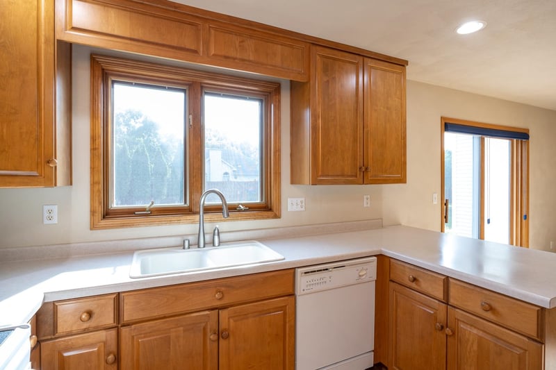 1504 Meadowbreeze Cir, Neenah, WI 54956