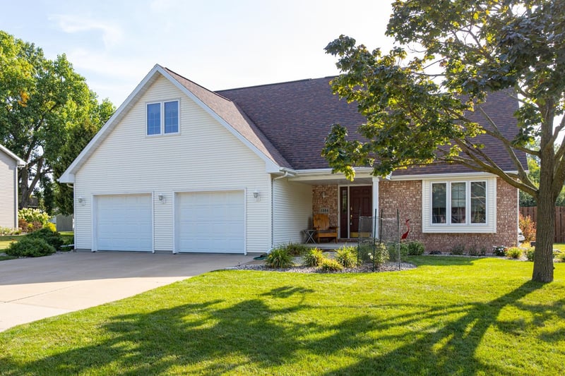 1504 Meadowbreeze Cir, Neenah, WI 54956