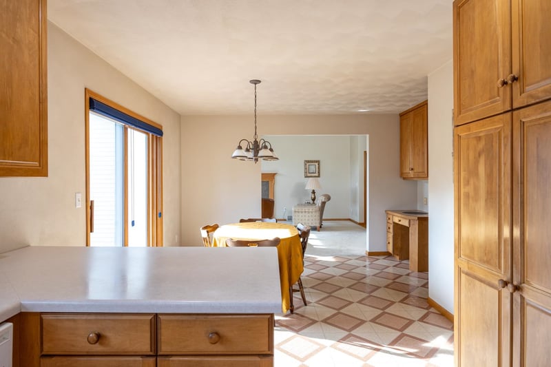 1504 Meadowbreeze Cir, Neenah, WI 54956