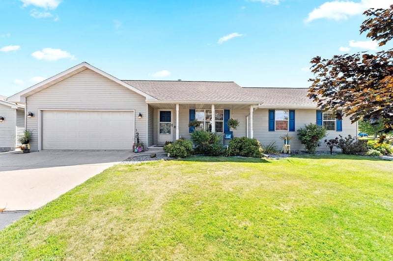 5056 Snapdragon Cir, Little Suamico, WI 54141
