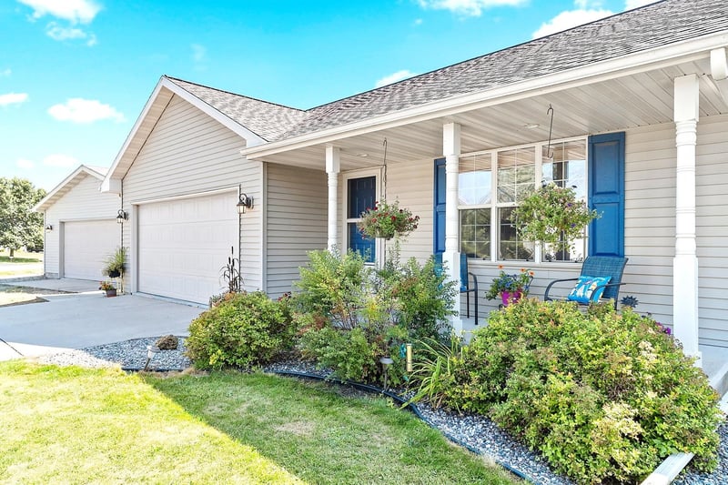 5056 Snapdragon Cir, Little Suamico, WI 54141