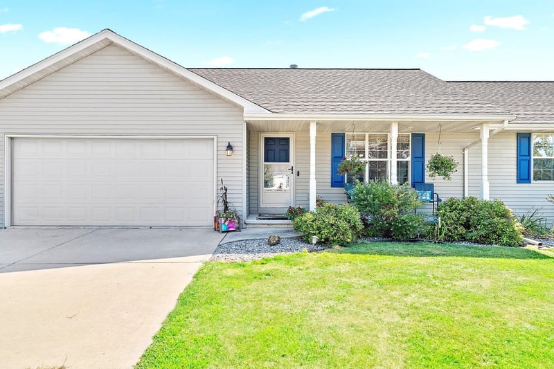 5056 Snapdragon Cir, Little Suamico, WI 54141