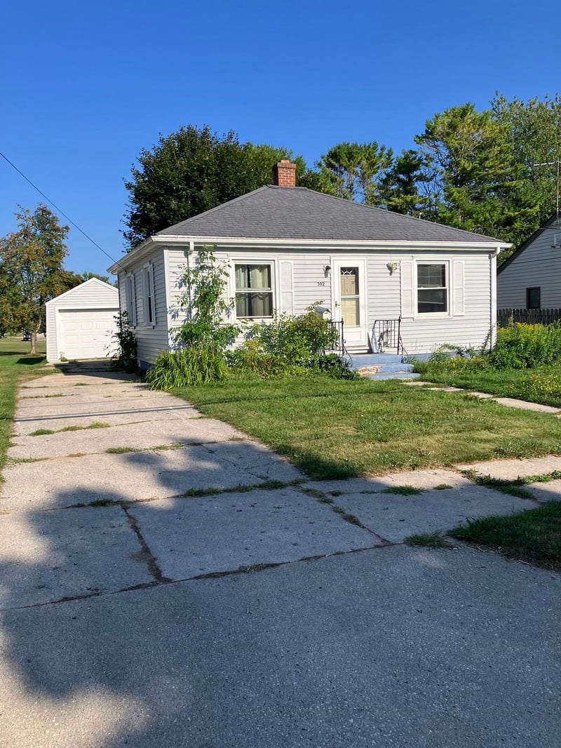 302 Church St, Algoma, WI 54201-1037