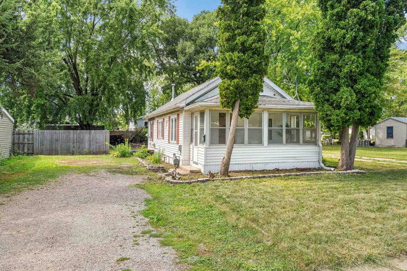 1837 Plymouth St, Oshkosh, WI 54901