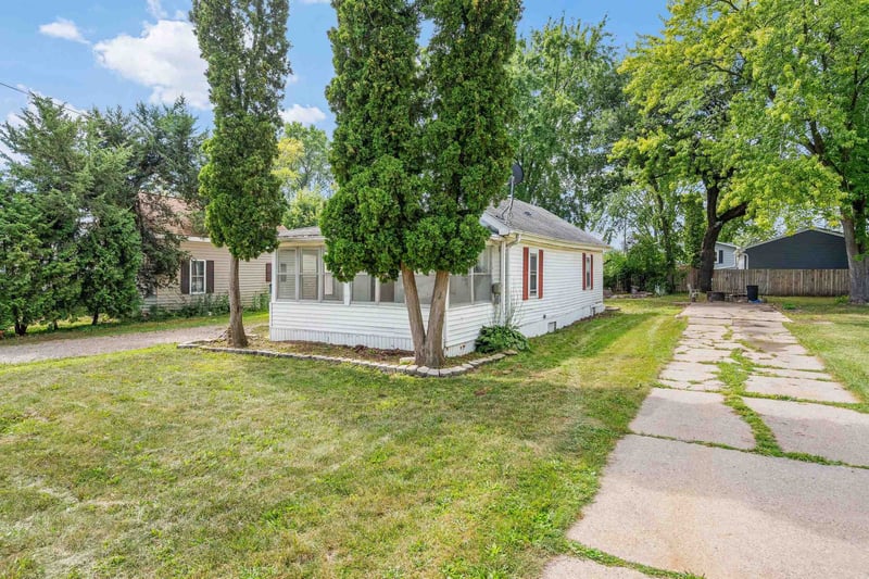 1837 Plymouth St, Oshkosh, WI 54901
