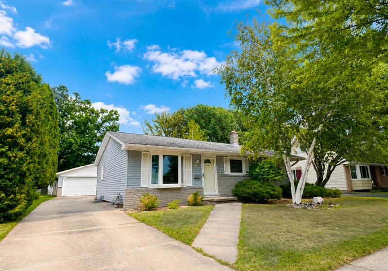 240 N Eagle St, Oshkosh, WI 54902-4126