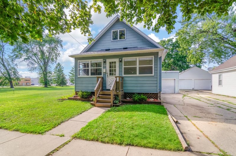 408 Oak St, Green Bay, WI 54304-1825