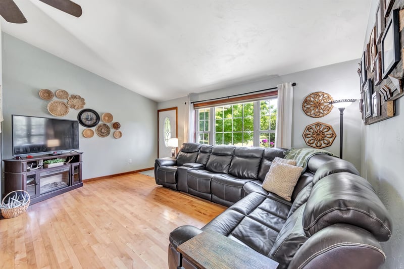 407 High Ridge Ln, Black Creek, WI 54106