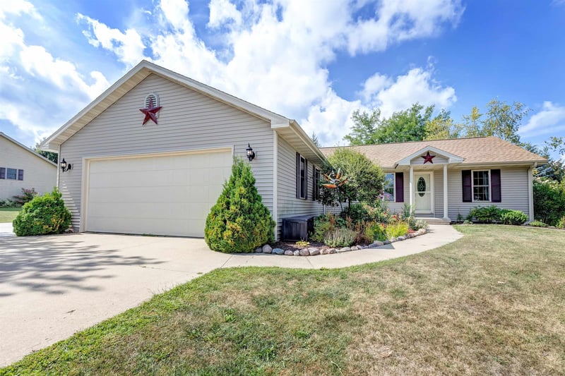407 High Ridge Ln, Black Creek, WI 54106