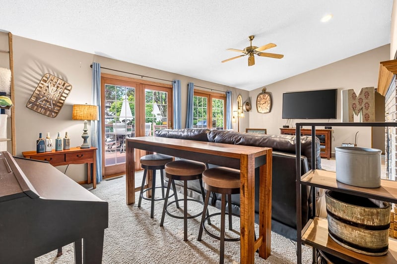 1155 W Cecil St, Neenah, WI 54956-3608