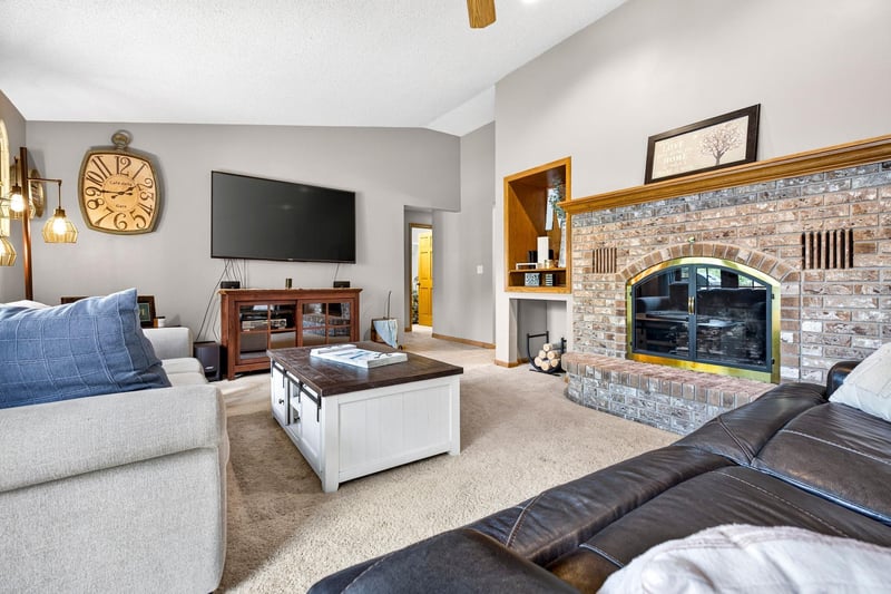 1155 W Cecil St, Neenah, WI 54956-3608