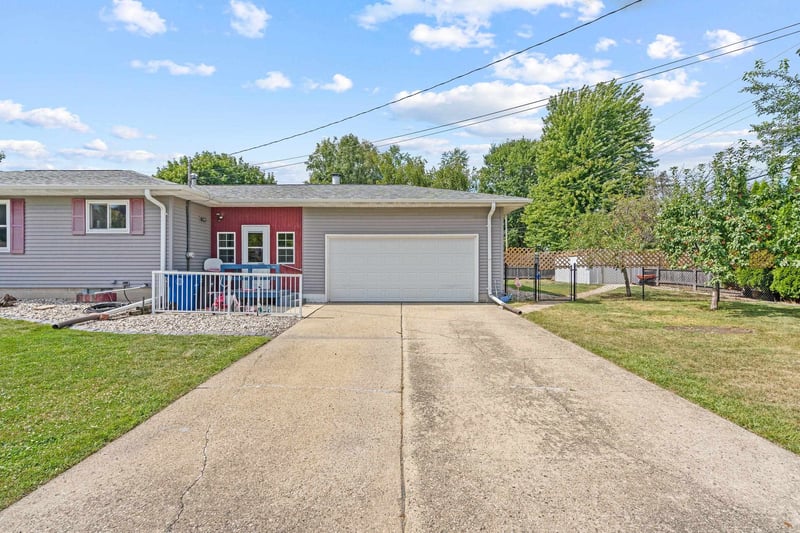 1324 Bismarck Ave, Oshkosh, WI 54902-5680