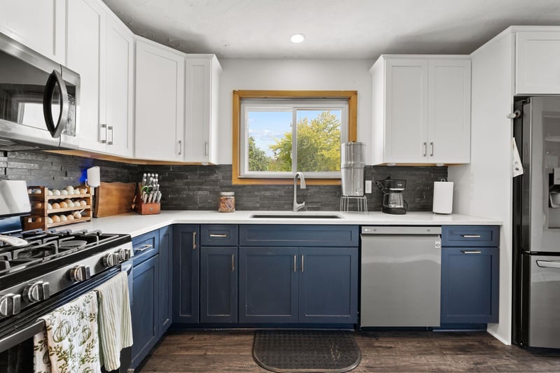 1324 Bismarck Ave, Oshkosh, WI 54902-5680