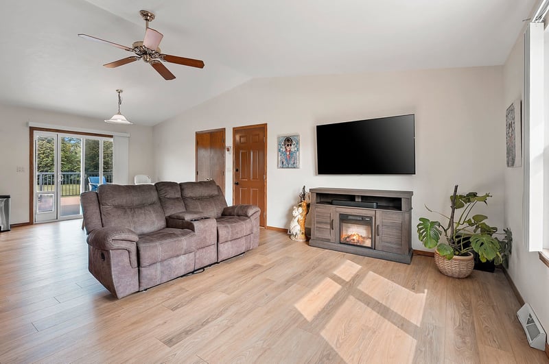 108 Robin Ln, Oconto, WI 54153