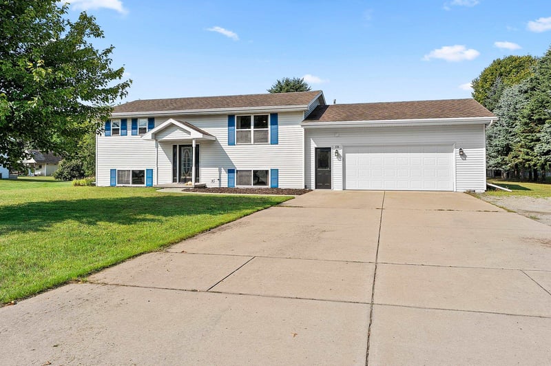 108 Robin Ln, Oconto, WI 54153