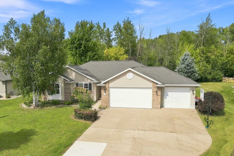 W7252 Dover Ct, Greenville, WI 54942