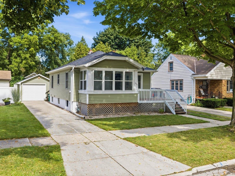 942 Division St, Green Bay, WI 54303-2947