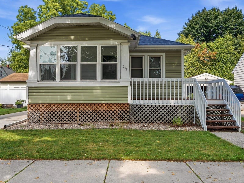 942 Division St, Green Bay, WI 54303-2947
