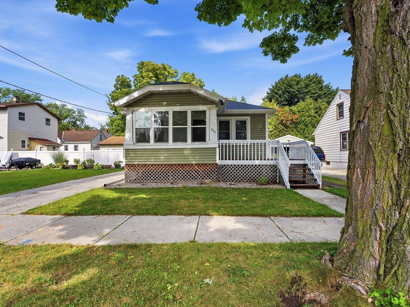 942 Division St, Green Bay, WI 54303-2947