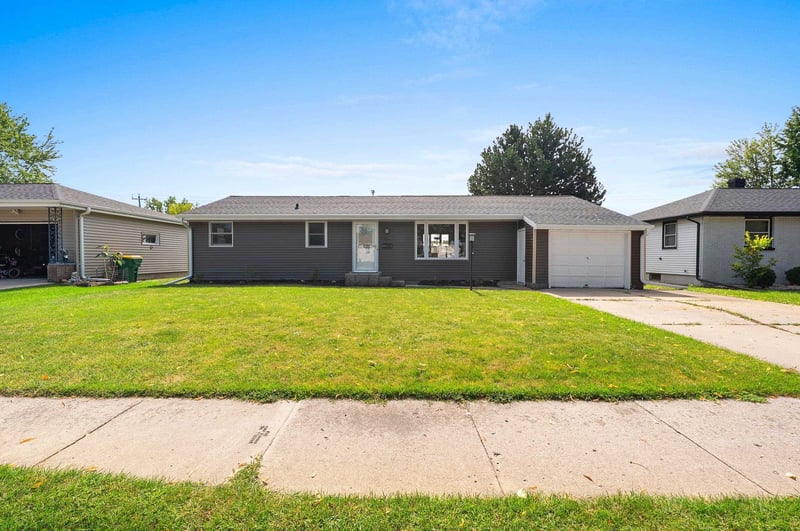1682 Debra Ln, Green Bay, WI 54302