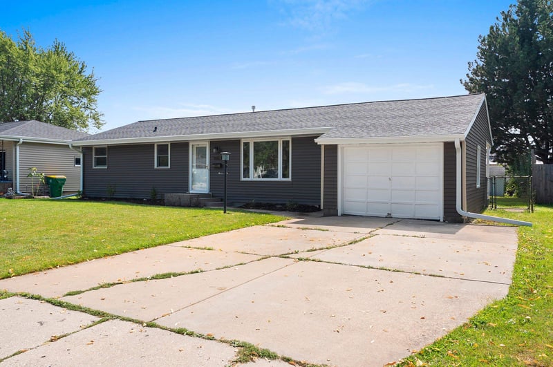 1682 Debra Ln, Green Bay, WI 54302