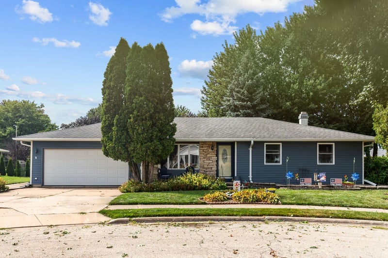 26 Bittersweet Ct, Little Chute, WI 54140-1105