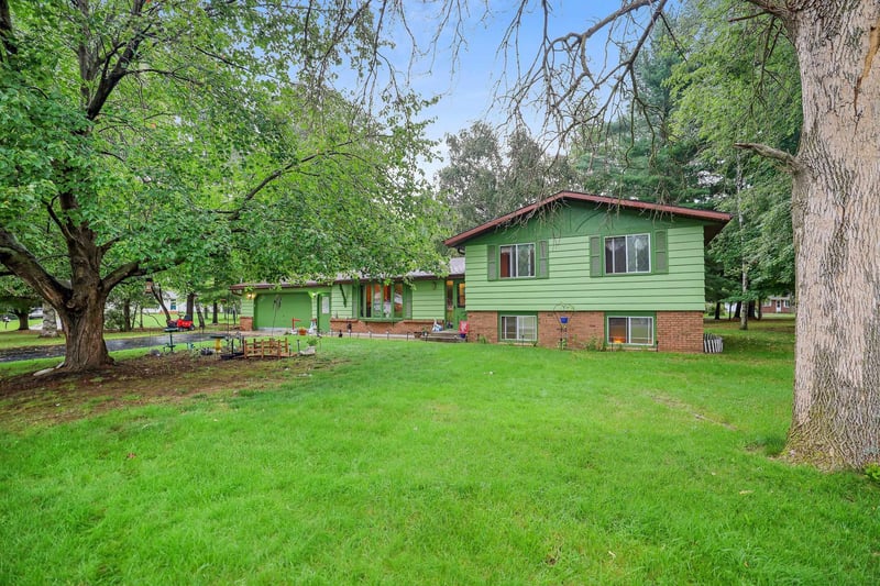 104 Crestwood Ct, Shawano, WI 54166