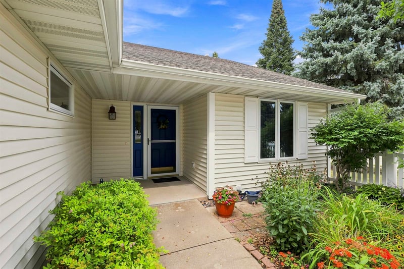 1917 Knapp St, Oshkosh, WI 54902