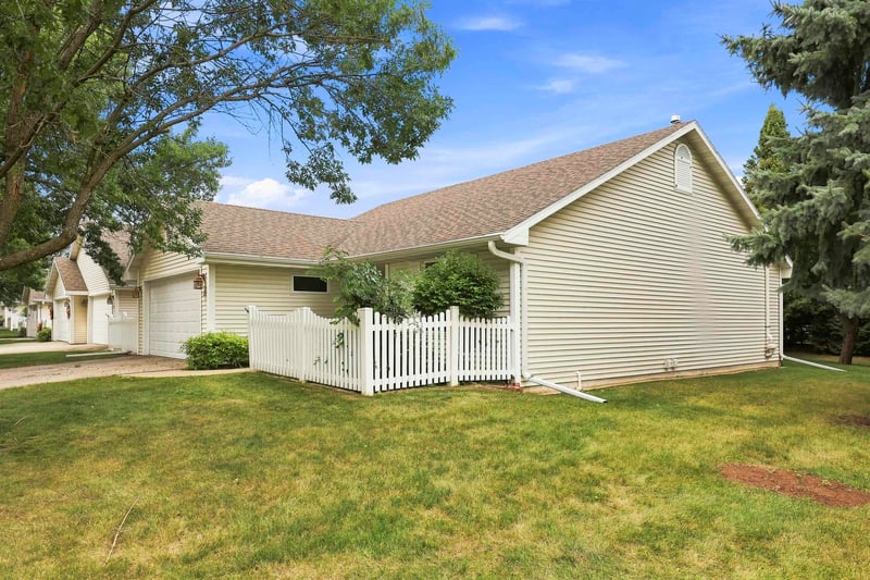 1917 Knapp St, Oshkosh, WI 54902