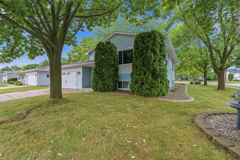 1805 Orchard Ln, Oshkosh, WI 54902