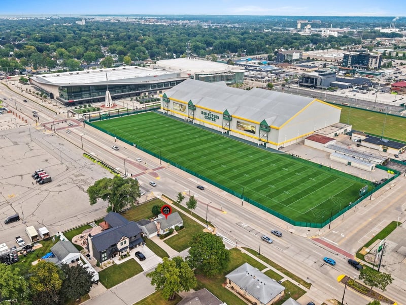 880 Stadium Dr, Green Bay, WI 54304-4447
