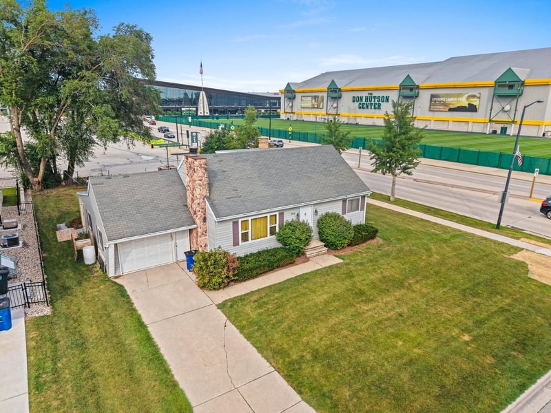 880 Stadium Dr, Green Bay, WI 54304-4447