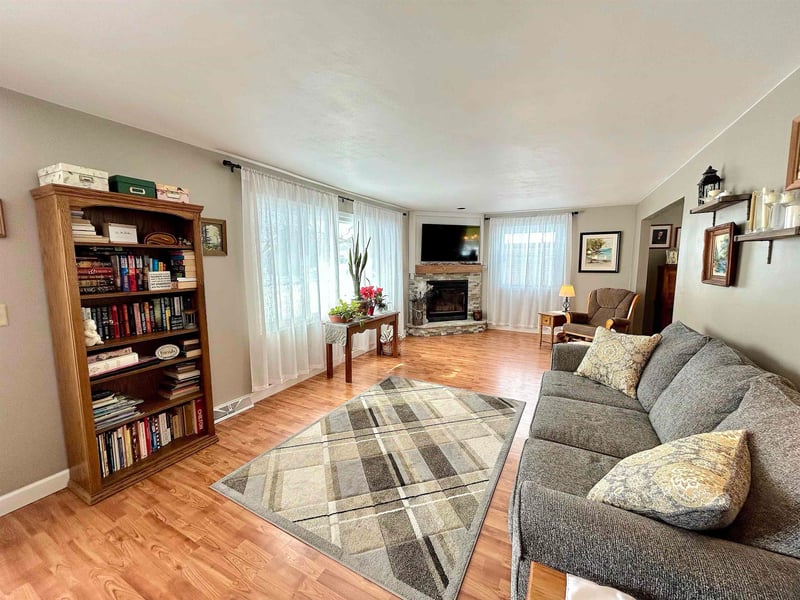 700 Ravenswood Ct, Neenah, WI 54956