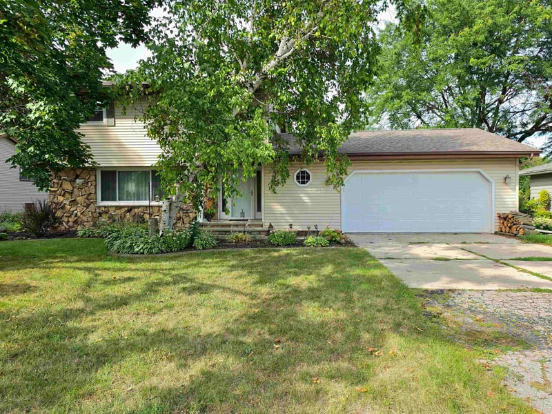 700 Ravenswood Ct, Neenah, WI 54956