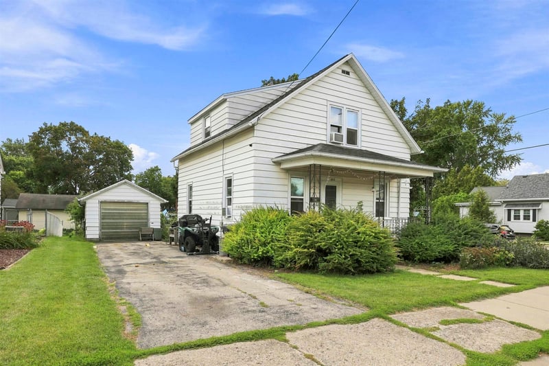 703 Park Ave, Little Chute, WI 54140-2033