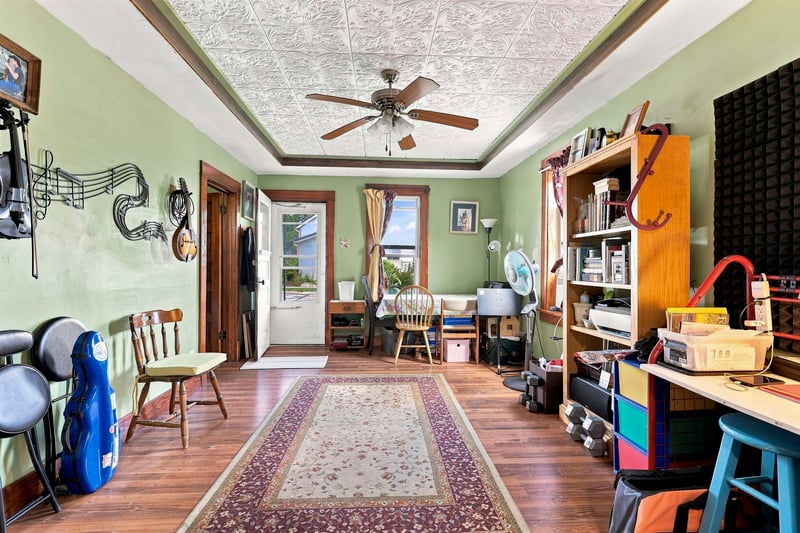 703 Park Ave, Little Chute, WI 54140-2033