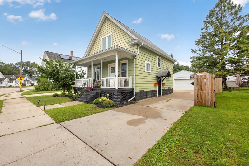 1513 Morrow St, Green Bay, WI 54302-1727