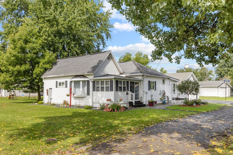 W7712 Railroad St, Shiocton, WI 54170